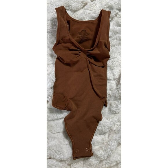 Skims Seamless Sculpt Scoop Neck Thong Bodysuit in Bronze XXS - Picture 4 of 6